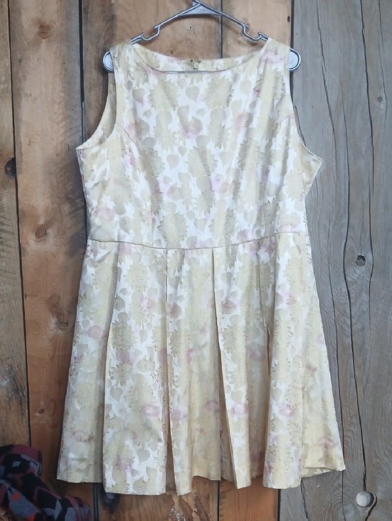 BB Dakota Dresses & Skirts - BB Dakota Gold Brocade Pink Floral Dress